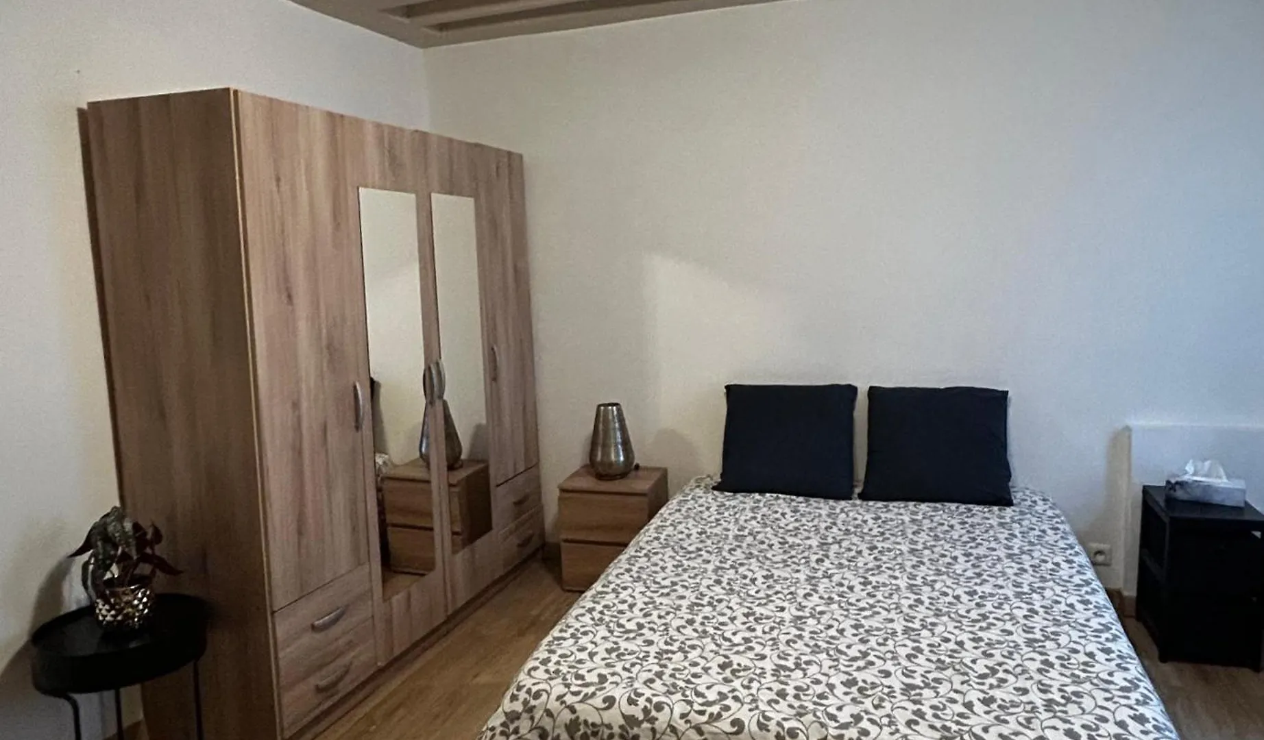 Montparnasse Appartement contacts
